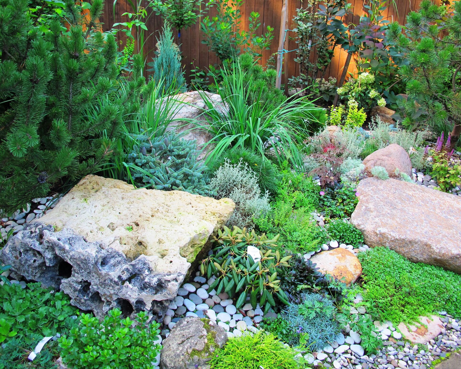 Каменистый сад у Мещерского парка